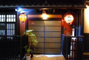 Gion geisha district evening walk | Photography by Jenny S.W. Lee