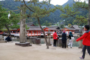 Itsukushima Shrine in Miyajima Island, Japan | Photography by Jenny S.W. Lee