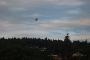 Hot air balloon floating over Redmond, Washington (July 2020) during COVID pandemic | Photography by Jenny S.W. Lee