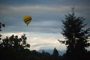 Hot air balloon floating over Redmond (July 2020) | Photography by Jenny S.W. Lee