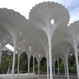 Piloti sculpture, Bellevue Downtown Park, WA | Photography by Jenny S.W. Lee